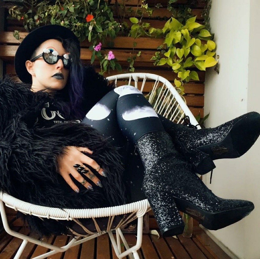 𝙇𝙖𝙨𝙩 6 & 9🖤Cult Sparkle Leatherette Boot - Picture 3 of 7